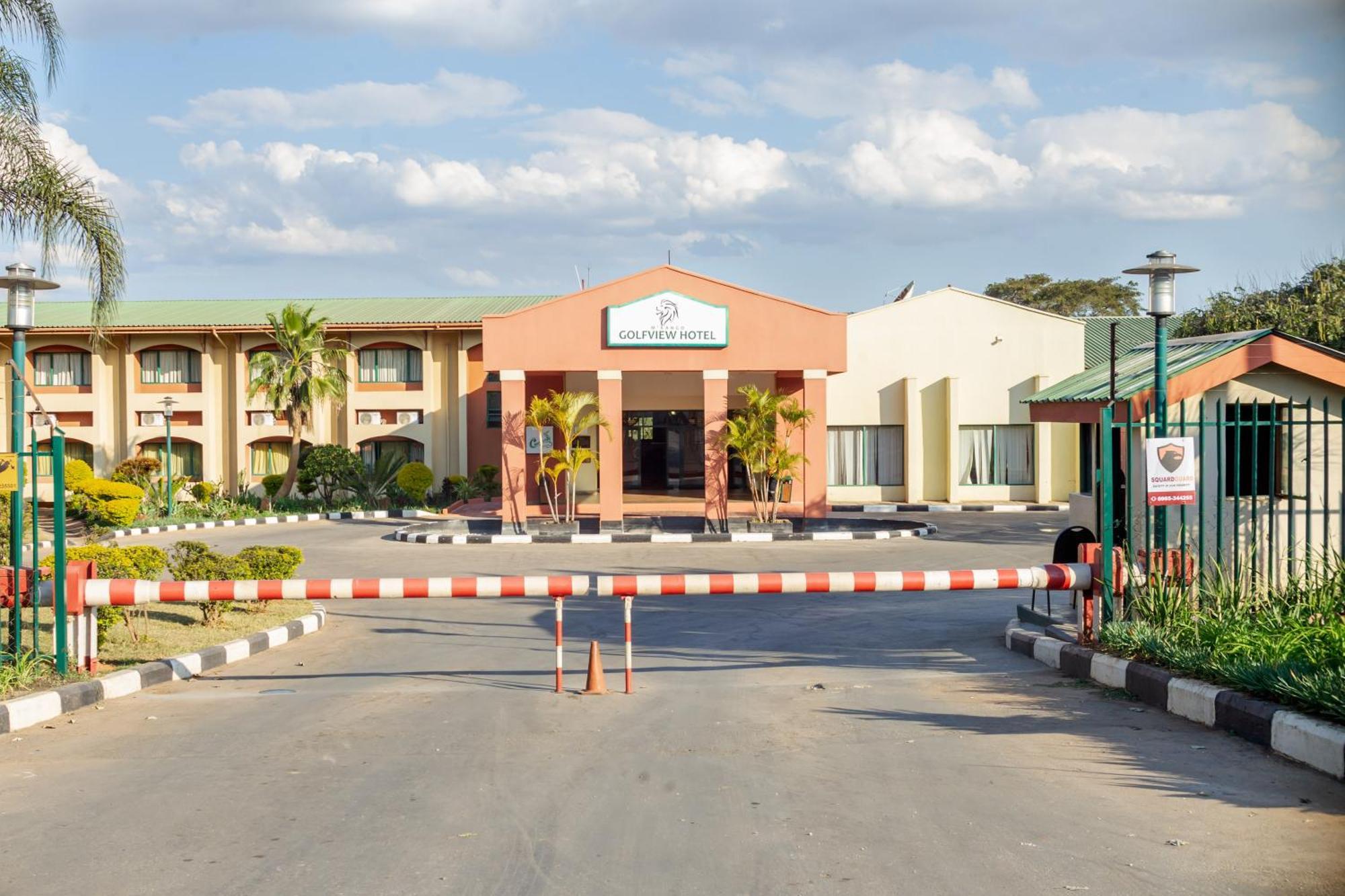 לוסקה M'Kango Golfview Hotel מראה חיצוני תמונה