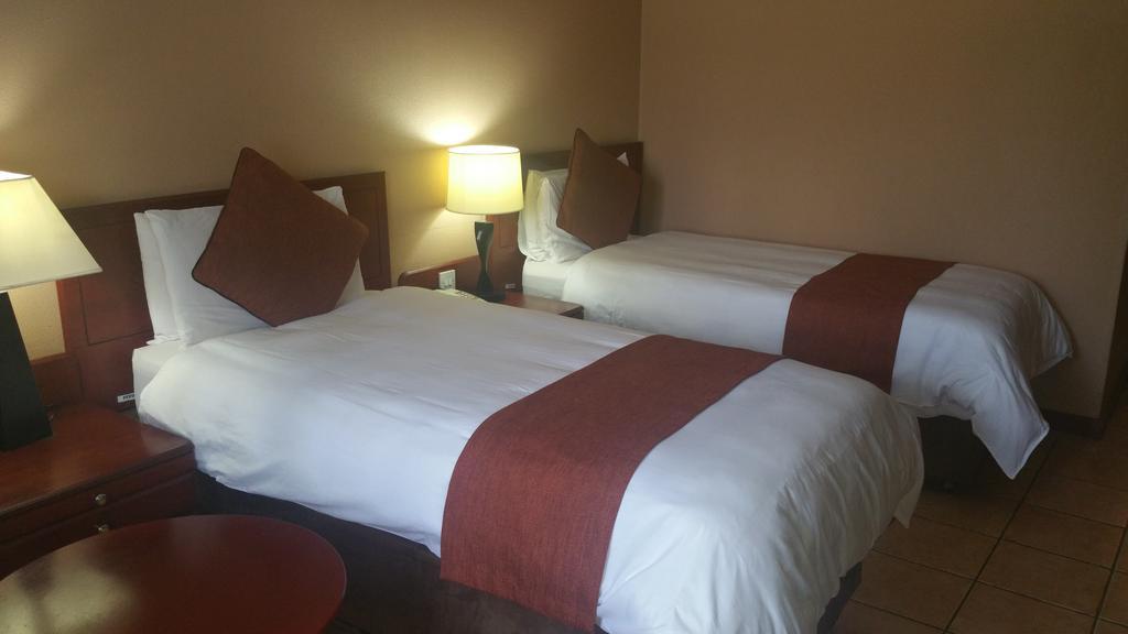 לוסקה M'Kango Golfview Hotel מראה חיצוני תמונה