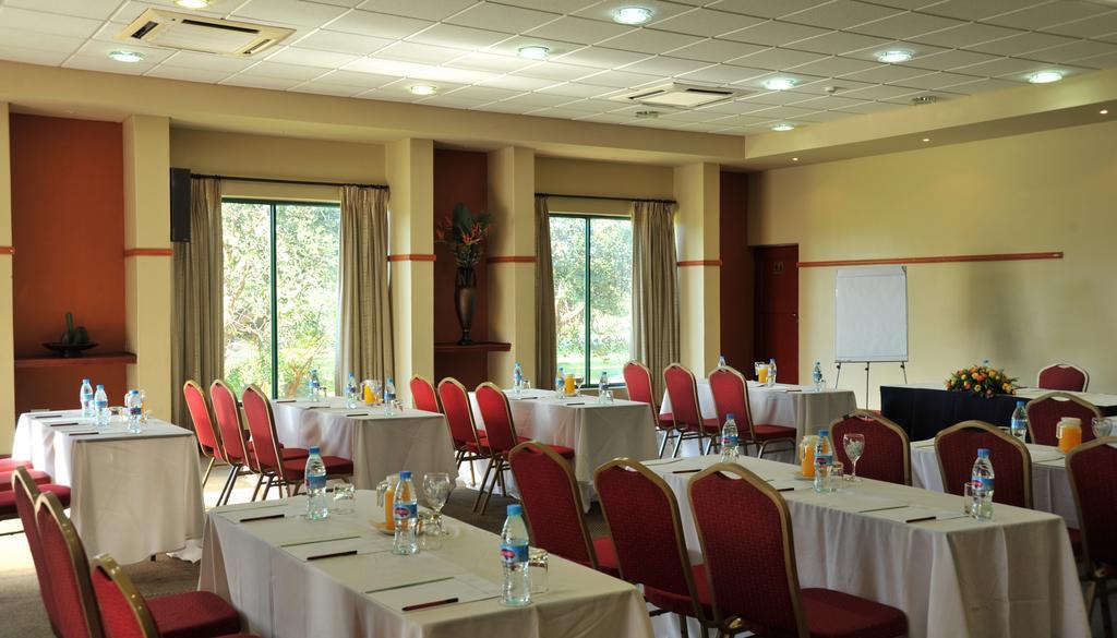 לוסקה M'Kango Golfview Hotel מראה חיצוני תמונה