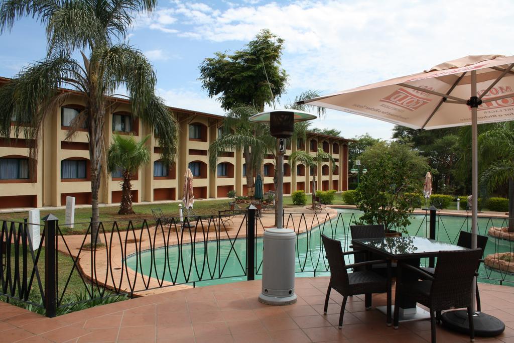 לוסקה M'Kango Golfview Hotel מראה חיצוני תמונה