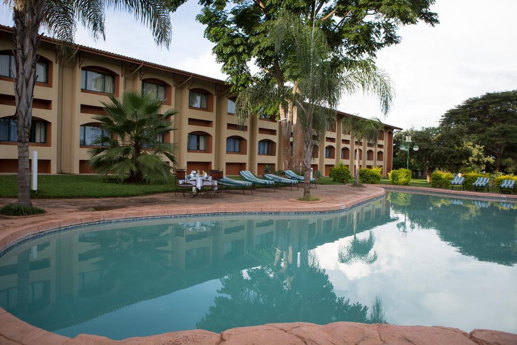 לוסקה M'Kango Golfview Hotel מראה חיצוני תמונה