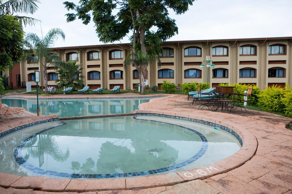 לוסקה M'Kango Golfview Hotel מראה חיצוני תמונה