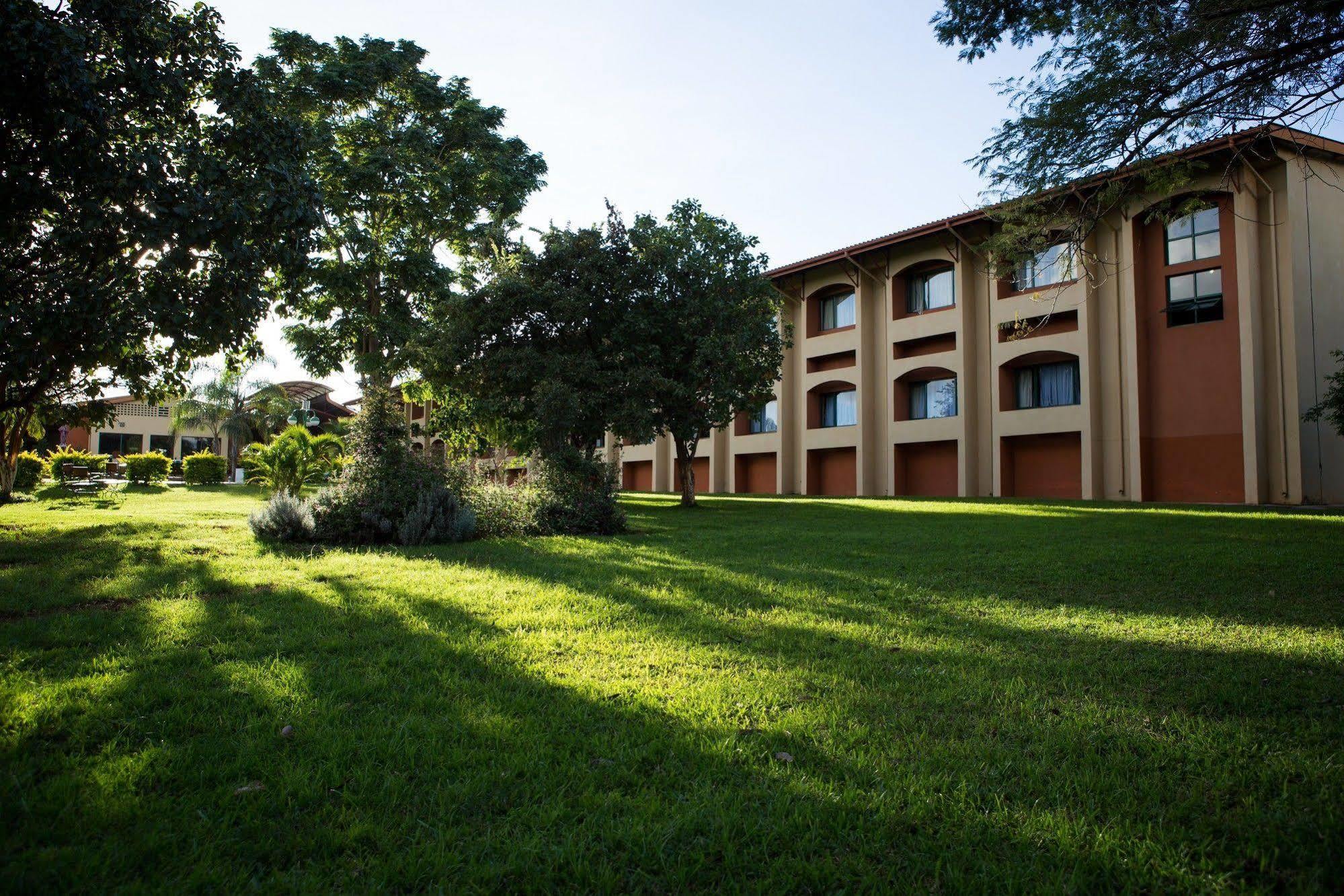 לוסקה M'Kango Golfview Hotel מראה חיצוני תמונה