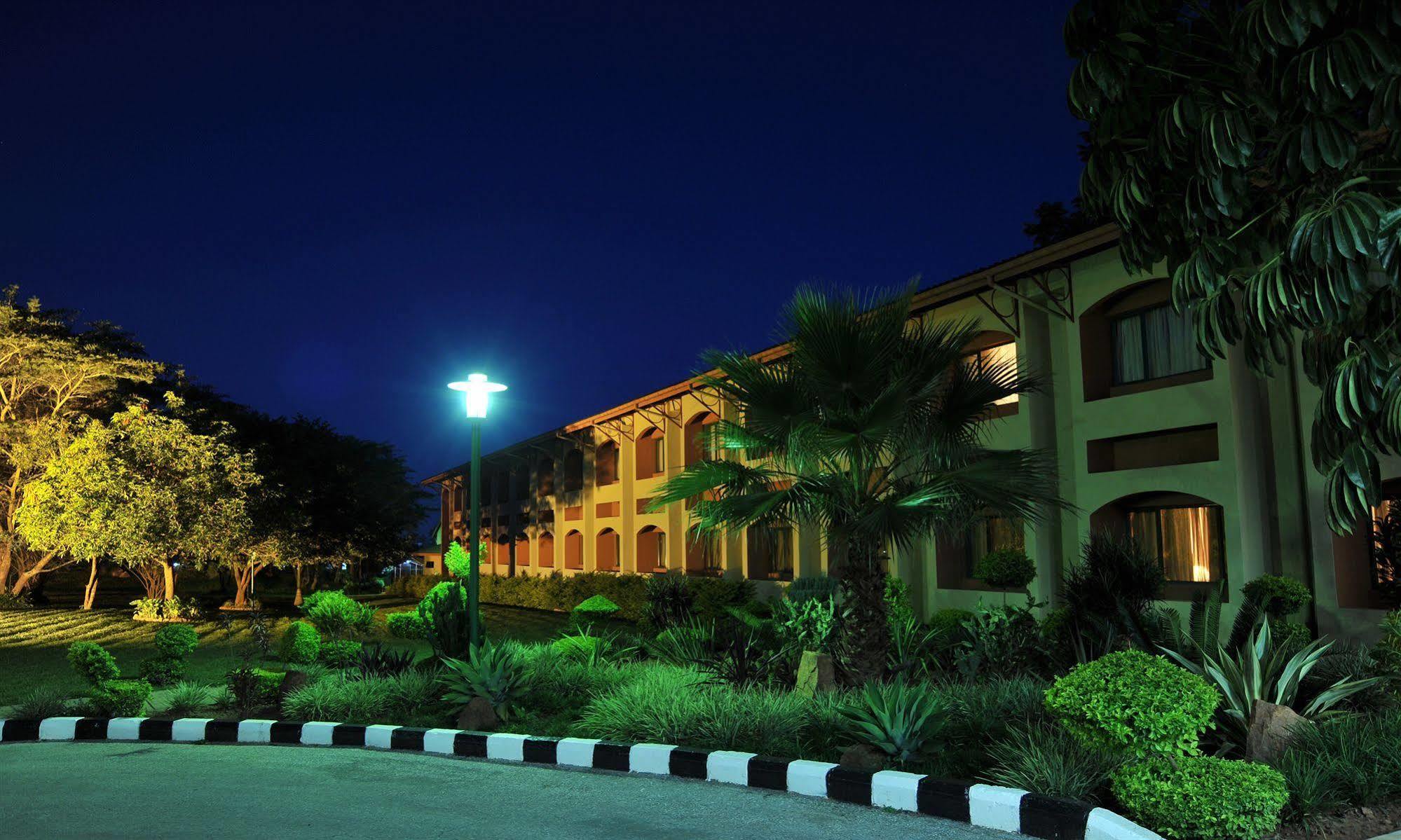 לוסקה M'Kango Golfview Hotel מראה חיצוני תמונה