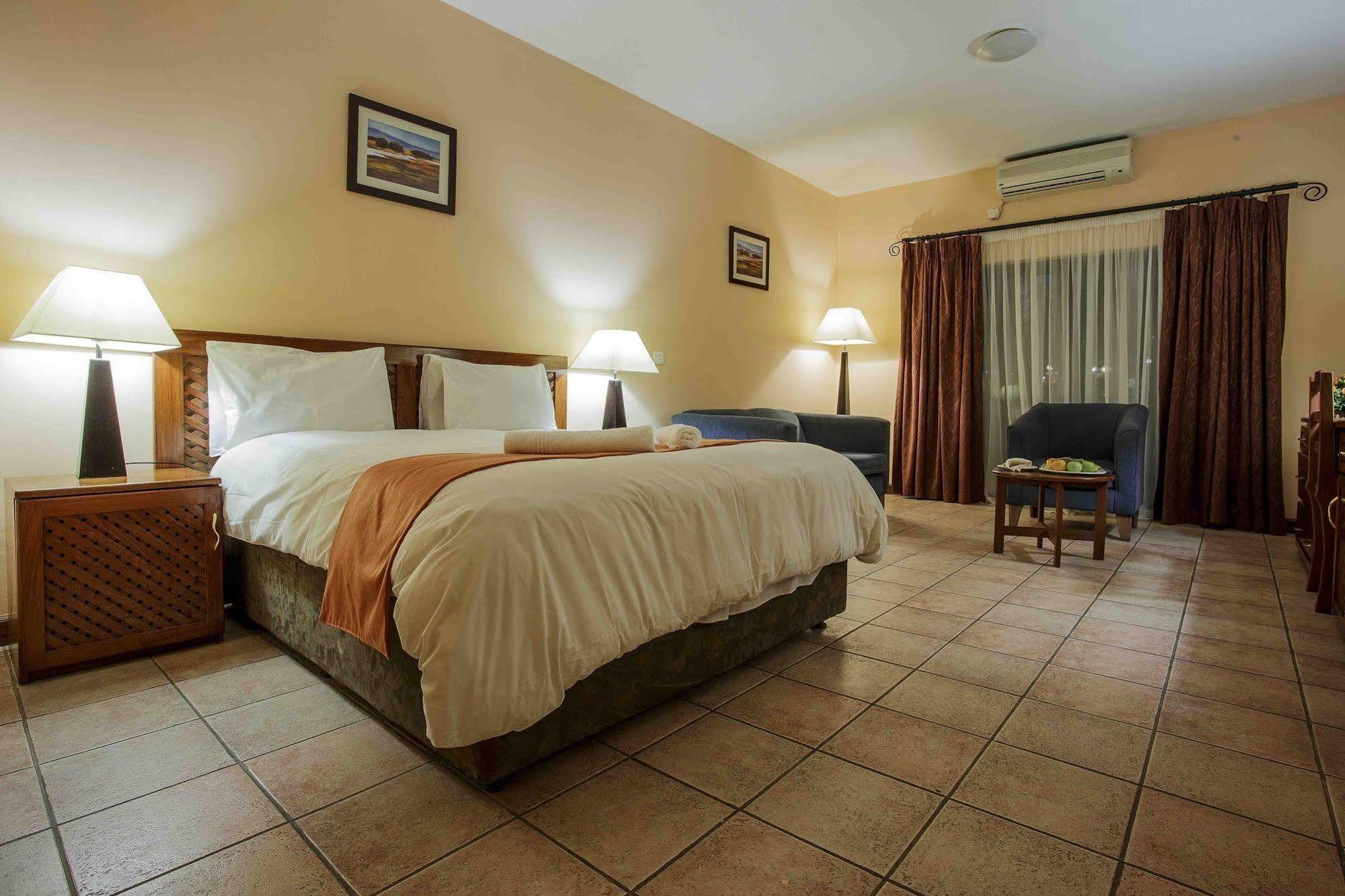 לוסקה M'Kango Golfview Hotel מראה חיצוני תמונה