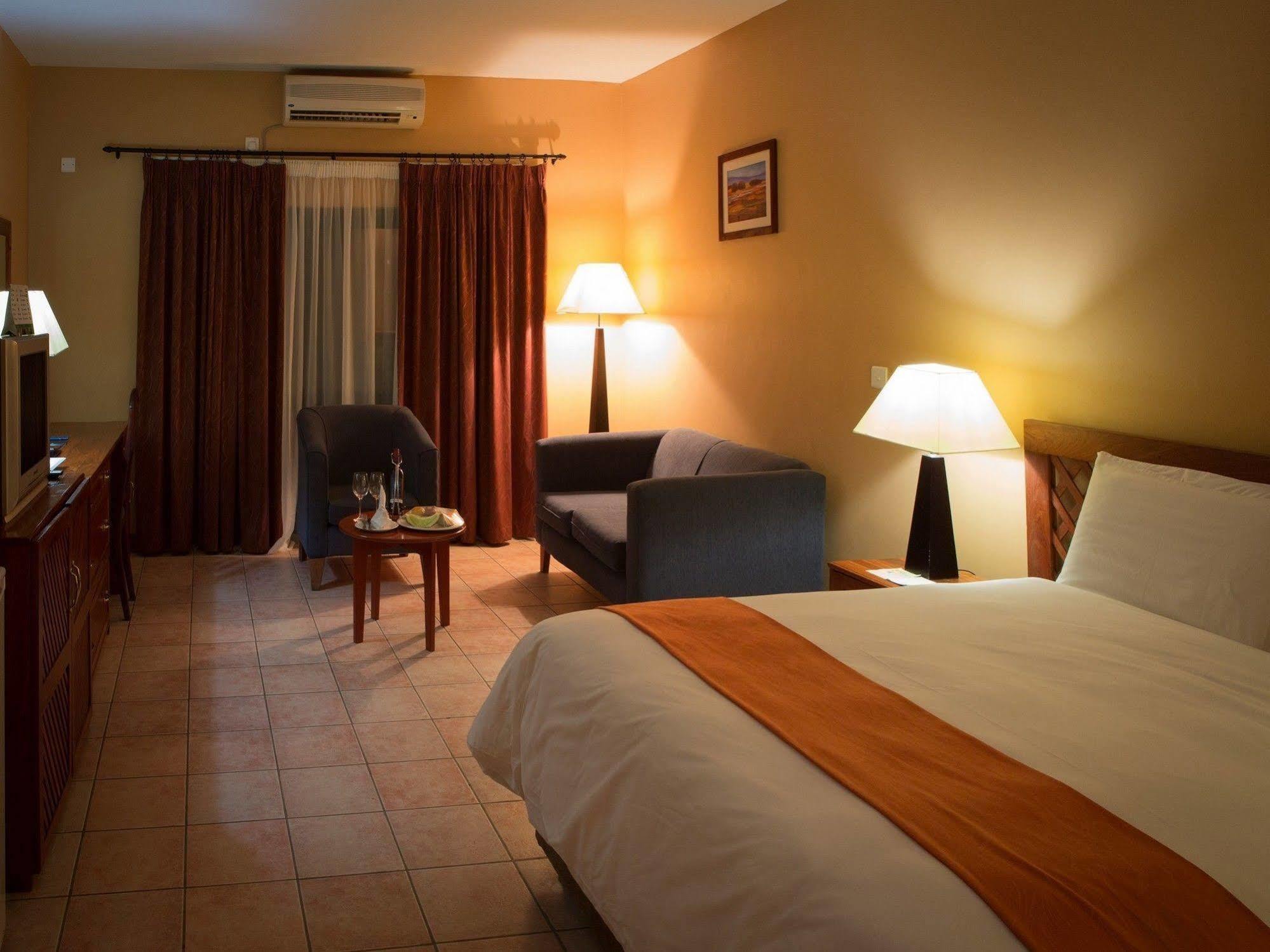 לוסקה M'Kango Golfview Hotel מראה חיצוני תמונה