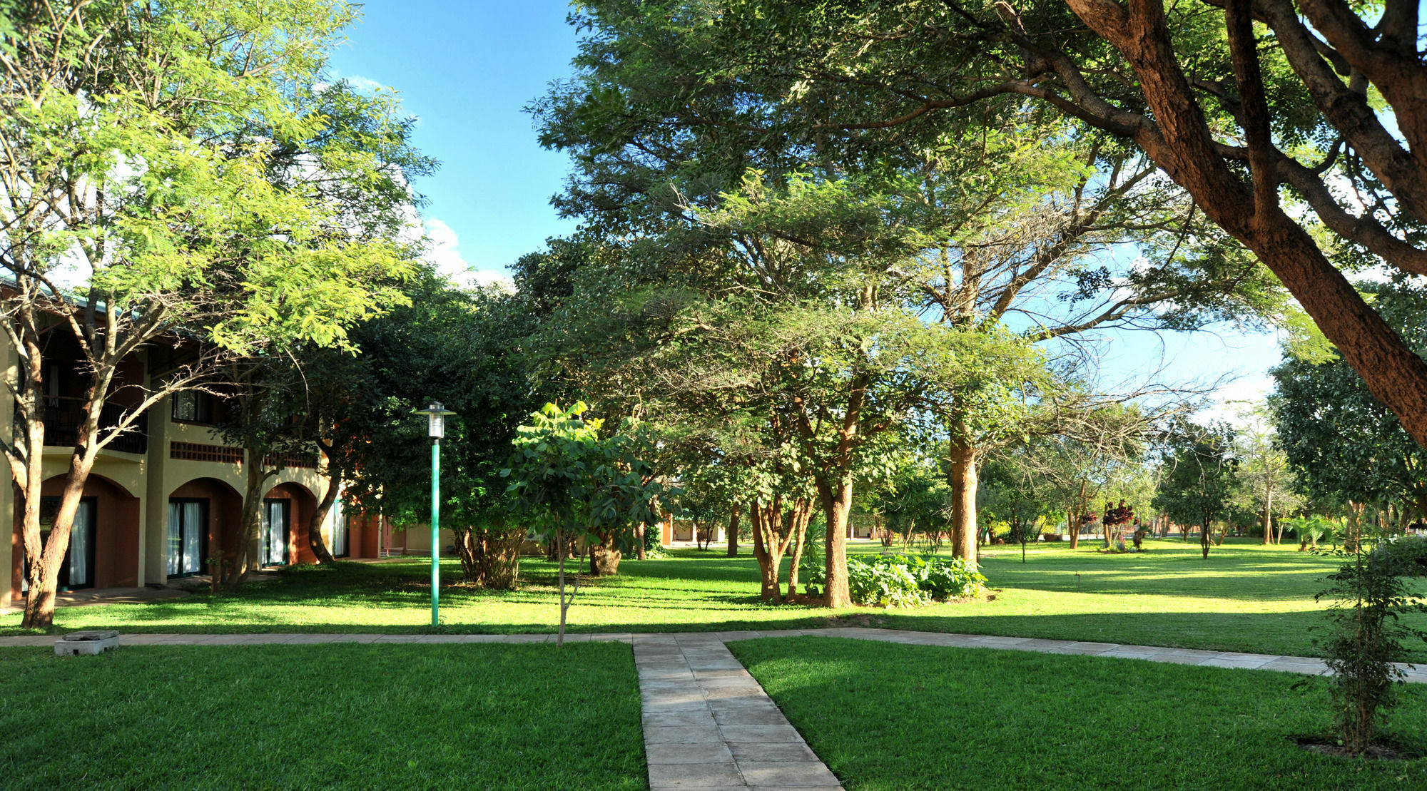 לוסקה M'Kango Golfview Hotel מראה חיצוני תמונה